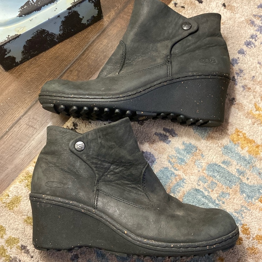 Keen- black/grayish ankle boot w/ wedge type heel- ladies sz 8.5